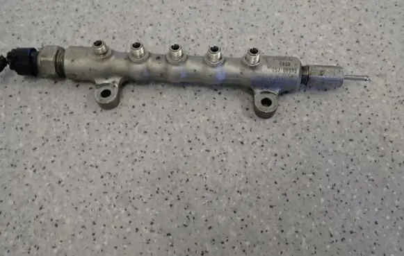 Toyota Corolla E120 E130 Fuel injector supply line/pipe 
