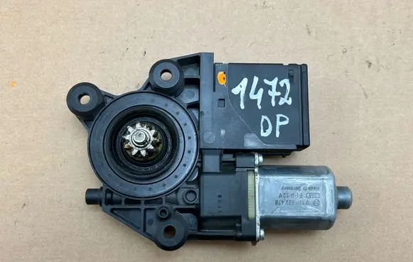 Renault Megane III Front door window regulator motor 807301396R 0130822478