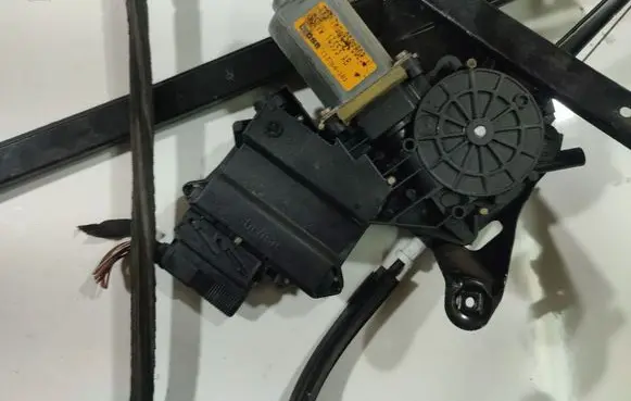 Seat Alhambra (Mk1) Front door window regulator motor 7M0959802