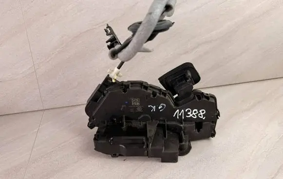 Volkswagen Touran III Rear door lock 5TA839015G