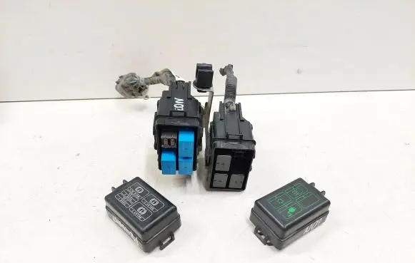 Peugeot iOn Relay mounting block 8565A162 PHBA22T2359