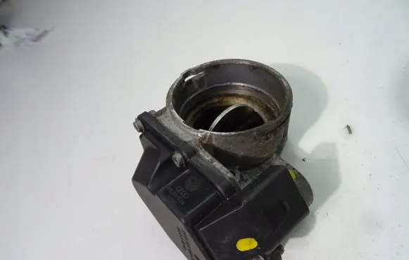 Volkswagen Golf V Throttle valve 03G128063A