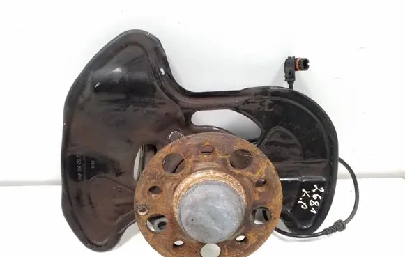 Mercedes-Benz E C207 W207 Front wheel hub A2043320101