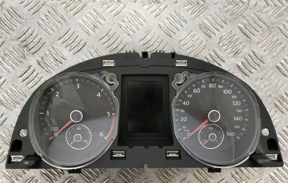 Volkswagen PASSAT B6 Speedometer (instrument cluster) 3C0920972J