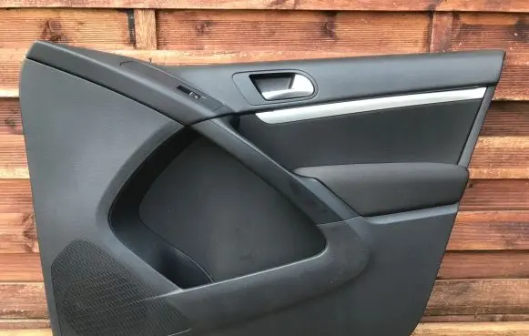 Volkswagen Tiguan Front door card panel trim