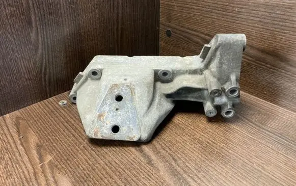 Engine mounting bracket