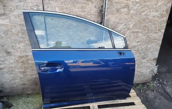 Toyota Avensis T270 Front door