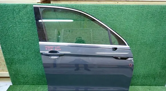 Volkswagen Tiguan Front door