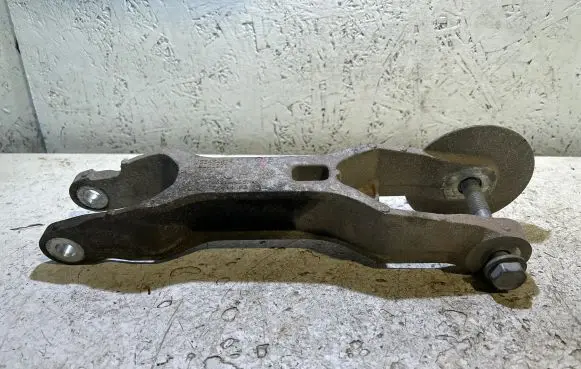 Engine mounting bracket