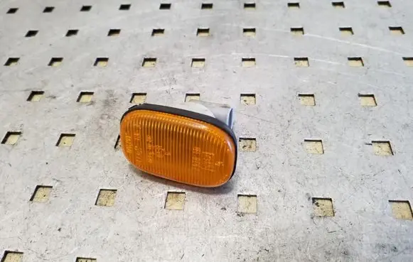 Toyota RAV 4 (XA20) Front fender indicator light E13013047