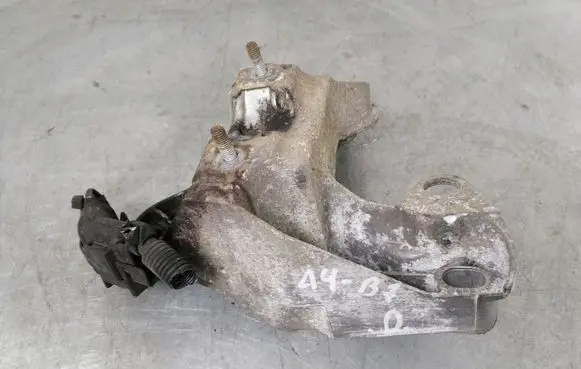 Audi A4 S4 B7 8E 8H Engine mounting bracket 8E0199352N
