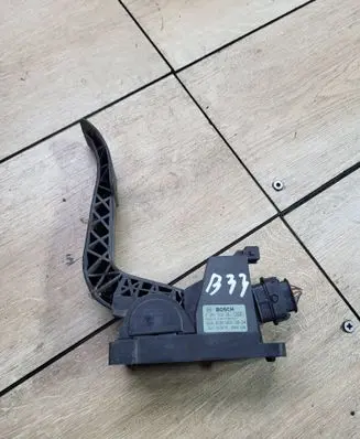 Mercedes-Benz Vito Viano W639 Accelerator throttle pedal A6393000604 0281002561