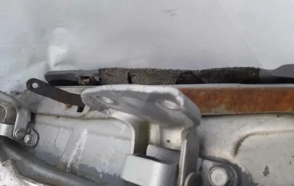 Mitsubishi Lancer Rear door lower hinge