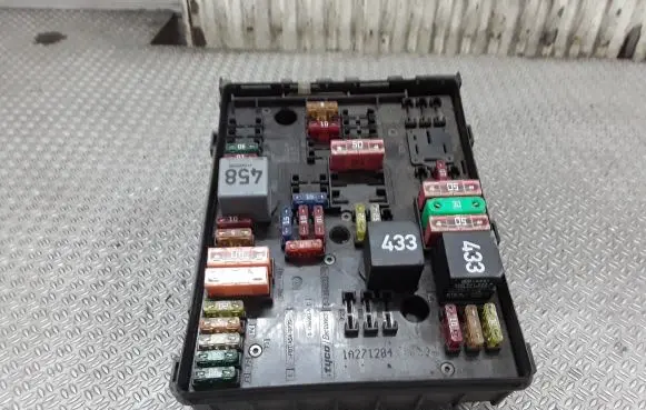 Volkswagen Touran I Fuse module 1K0937124K