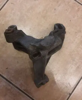 Engine mounting bracket