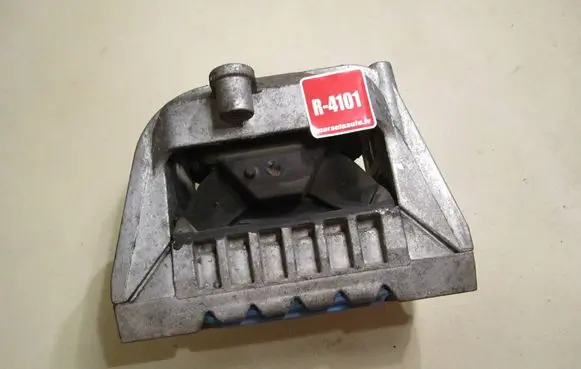 Volkswagen PASSAT B6 Engine mount bracket 1K0199262P