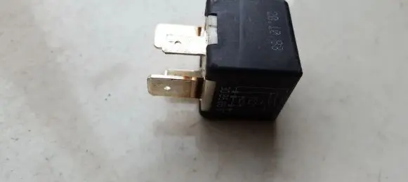 Volkswagen PASSAT B5 Other relay 443951253J 989511000