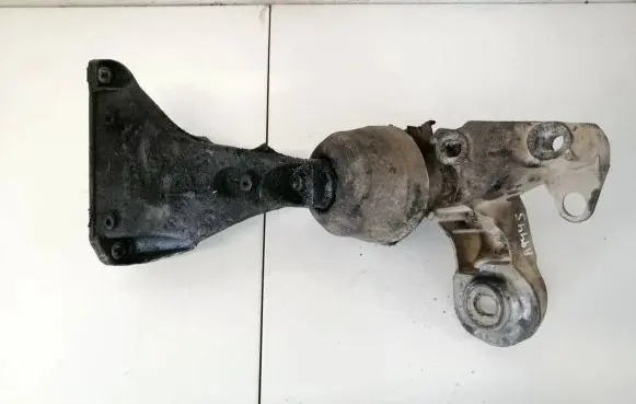 Volkswagen PASSAT B5 Engine mount bracket 4b0199352b
