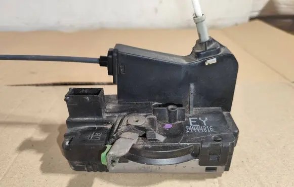 Opel Zafira A Front door lock 24444016