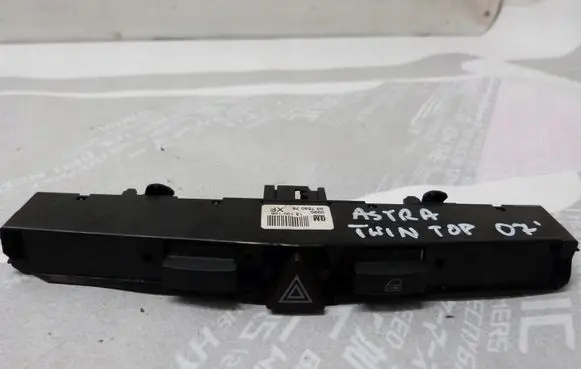 Opel Zafira B Hazard light switch 13100105