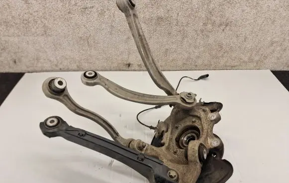 Rear wheel hub spindle/knuckle