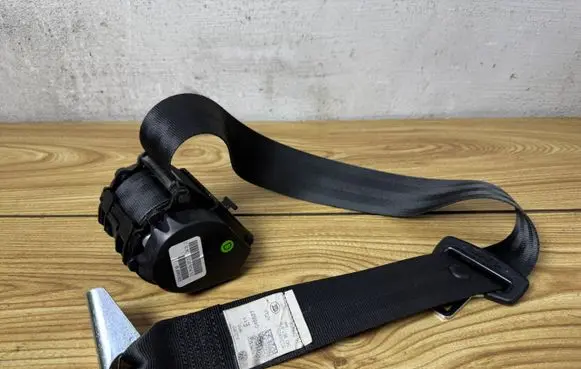 Volkswagen Golf VI Rear seatbelt 607609901B 240312 P1012084A0B