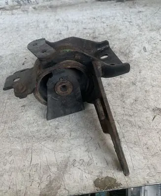 Toyota Avensis T250 Engine mount bracket
