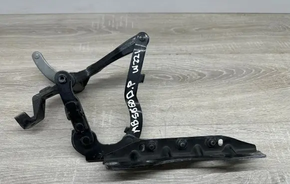 Engine bonnet/hood hinges
