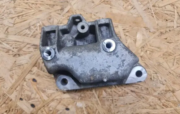 Skoda Octavia Mk2 (1Z) Engine mounting bracket 1K0199111