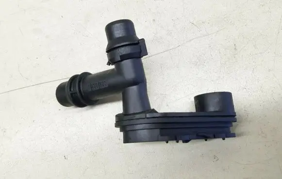 Engine coolant pipe/hose