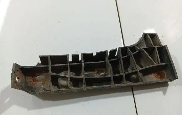 Front bumper mounting bracket