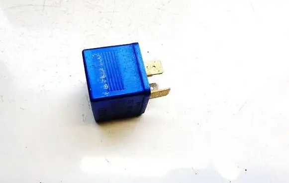 Volkswagen PASSAT B5.5 Other relay 8a0951253 899587