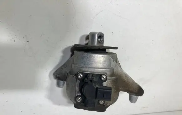 Mercedes-Benz E AMG W212 Engine mounting bracket 22289662 22289656