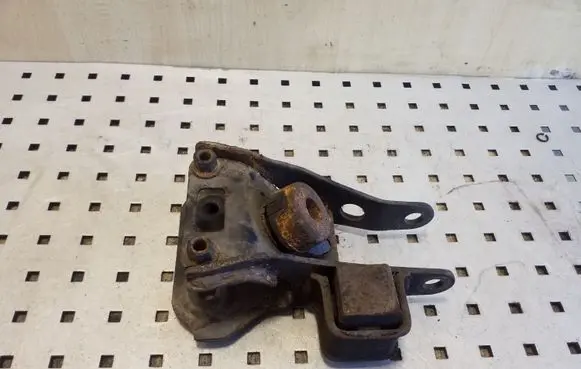 Toyota Prius (XW20) Engine mount bracket
