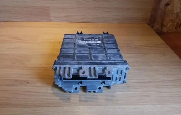 Volkswagen Golf III Engine control unit/module 0261200750 030906026K