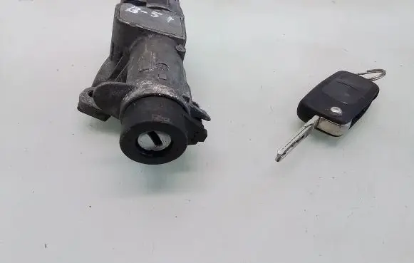 Volkswagen PASSAT B5.5 Ignition lock 4B0905851C