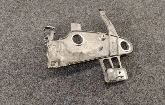 Mercedes-Benz C W204 Air filter cleaner box bracket assembly A6510900041 211420101