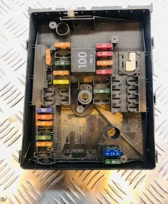 Volkswagen Touran I Fuse box set