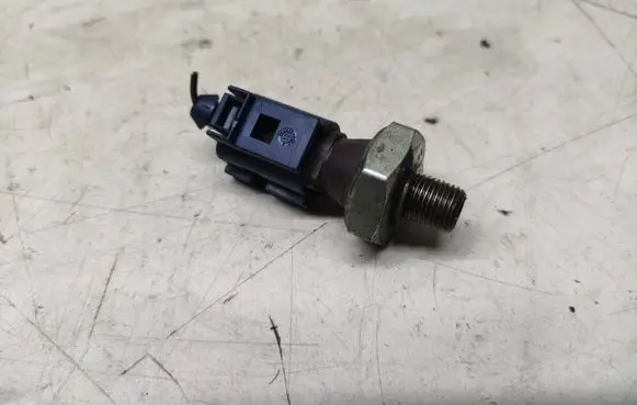 Audi A8 S8 D4 4H Oil pressure sensor 1J0973701A