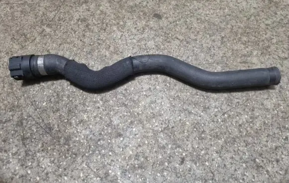 BMW 5 E39 Engine coolant pipe/hose 8378953