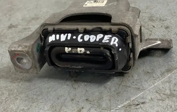 Mini Cooper Countryman R60 Engine mount bracket 6778645 686235