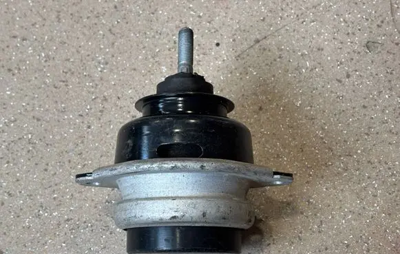 Volkswagen Touareg I Engine mount bracket 7L8199131A