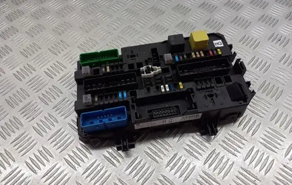 Opel Zafira B Fuse box set 13220831