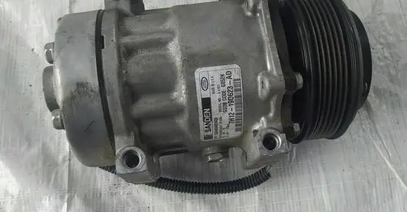 Land Rover Defender Air conditioning (A/C) compressor (pump) 7H1219D623AD