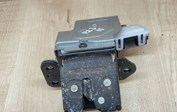 Mazda 3 II Tailgate/trunk/boot lock/catch/latch C6728