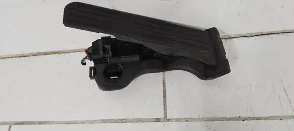 Volkswagen Golf SportWagen Accelerator throttle pedal 1K1721503P