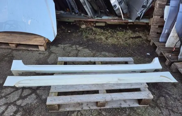 Nissan Altima Side skirt front trim 