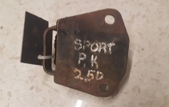Mitsubishi Pajero Sport I Engine mount bracket MR210868