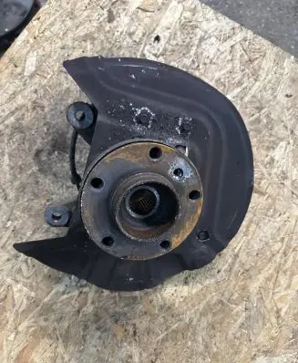 BMW X3 E83 Front wheel hub