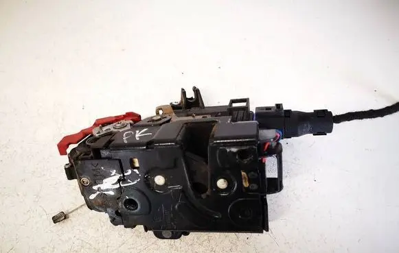 Volkswagen Touran I Front door lock 3D1837015